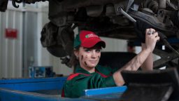 Reparații auto în service autorizat vs mecanic de cartier – ce alegi și de ce
