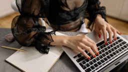 Persoană care redactează conținut editorial pe laptop
